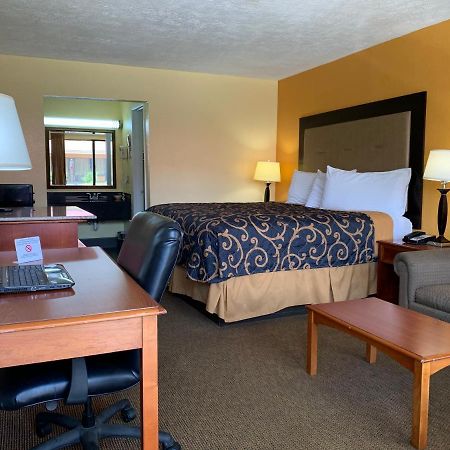 Americas Best Value Inn Forest Exterior foto