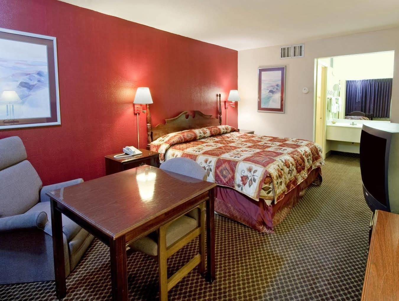 Americas Best Value Inn Forest Exterior foto